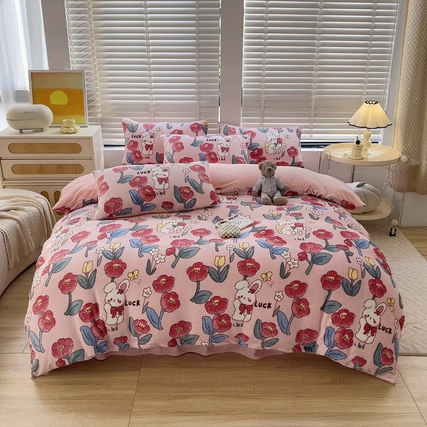 91家纺网 家纺一手货源 找家纺 斯卡诺家纺 2025小清新加厚高克重牛奶绒四件套网红直播爆款 萌萌兔