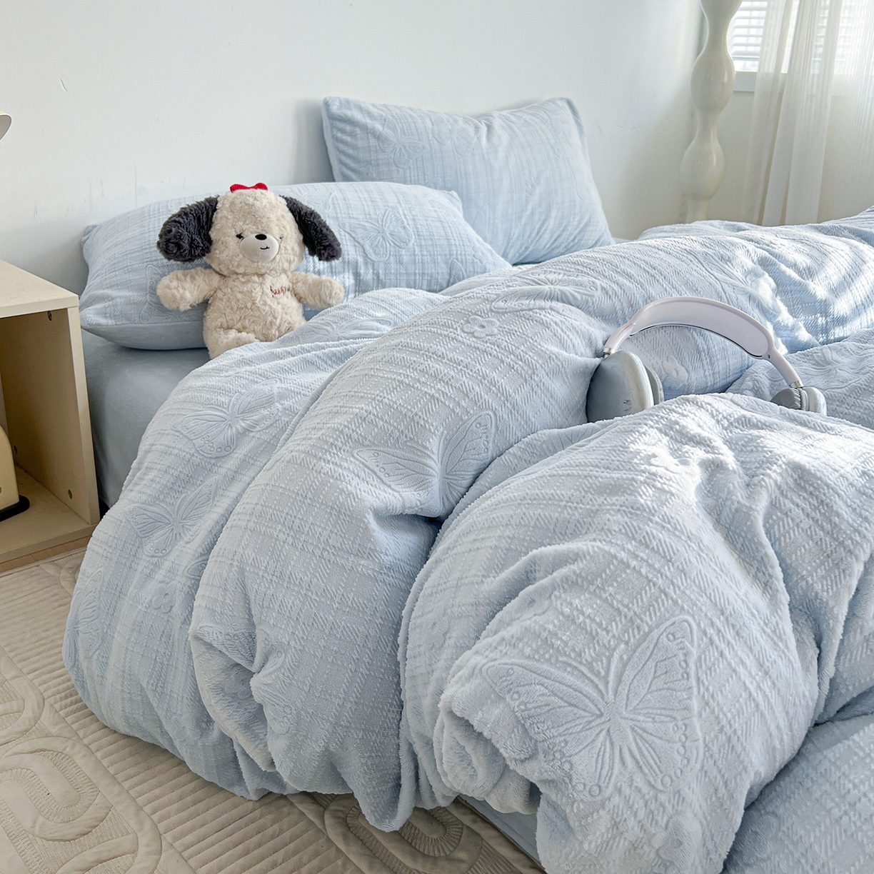 91家纺网 家纺一手货源 找家纺 耀悦家纺 2025新款INS博主风立体A类全消光雕花牛奶绒四件套加厚韩系系列 田间梦蝶-浅蓝