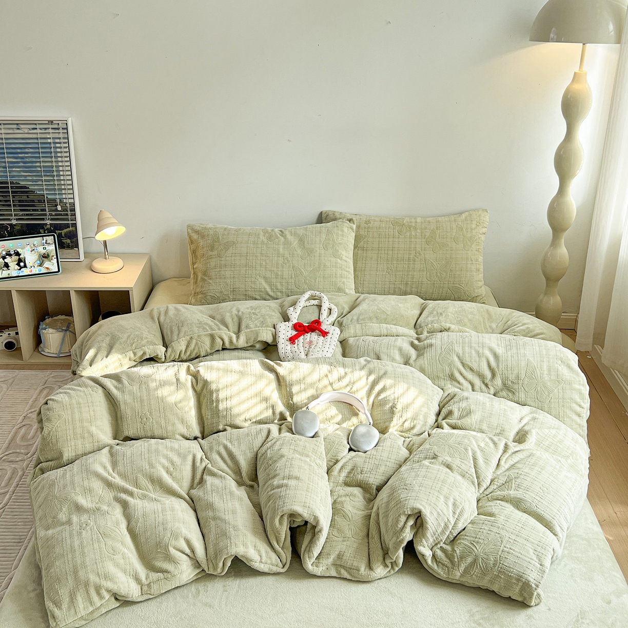91家纺网 家纺一手货源 找家纺 耀悦家纺 2025新款INS博主风立体A类全消光雕花牛奶绒四件套加厚韩系系列 田间梦蝶-抹茶绿