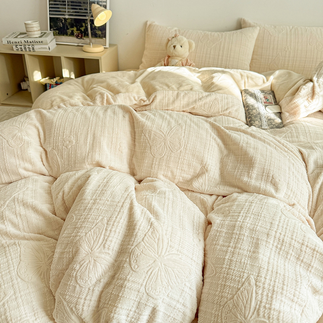 91家纺网 家纺一手货源 找家纺 耀悦家纺 2025新款INS博主风立体A类全消光雕花牛奶绒四件套加厚韩系系列 田间梦蝶-奶白