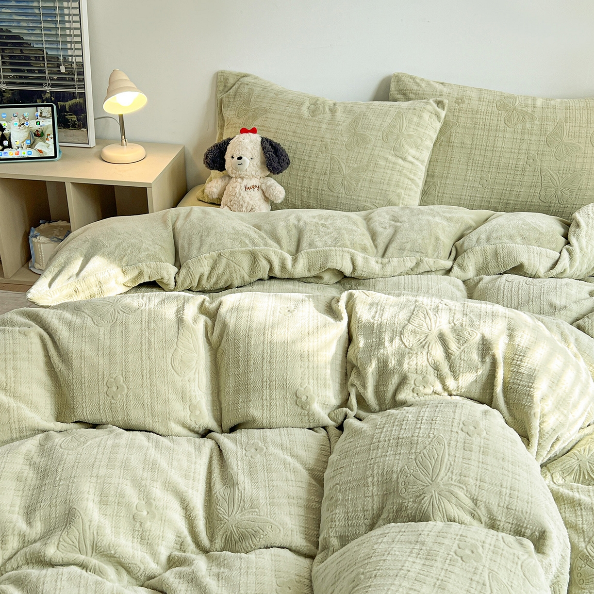 91家纺网 家纺一手货源 找家纺 耀悦家纺 2025新款INS博主风立体A类全消光雕花牛奶绒四件套加厚韩系系列 田间梦蝶-抹茶绿