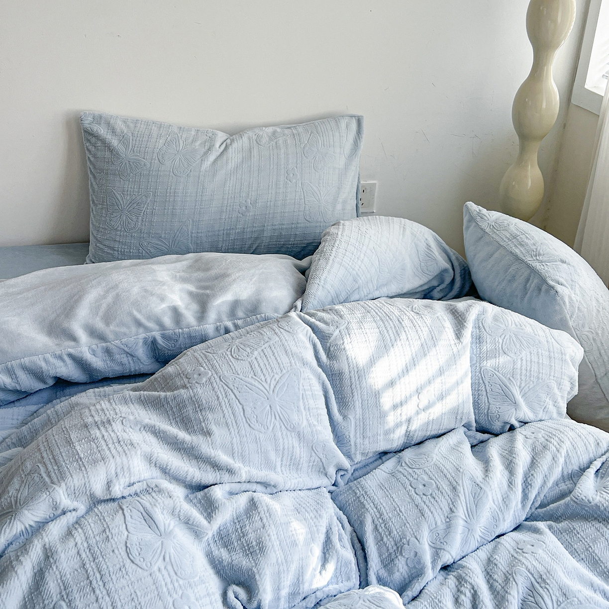 91家纺网 家纺一手货源 找家纺 耀悦家纺 2025新款INS博主风立体A类全消光雕花牛奶绒四件套加厚韩系系列 田间梦蝶-浅蓝