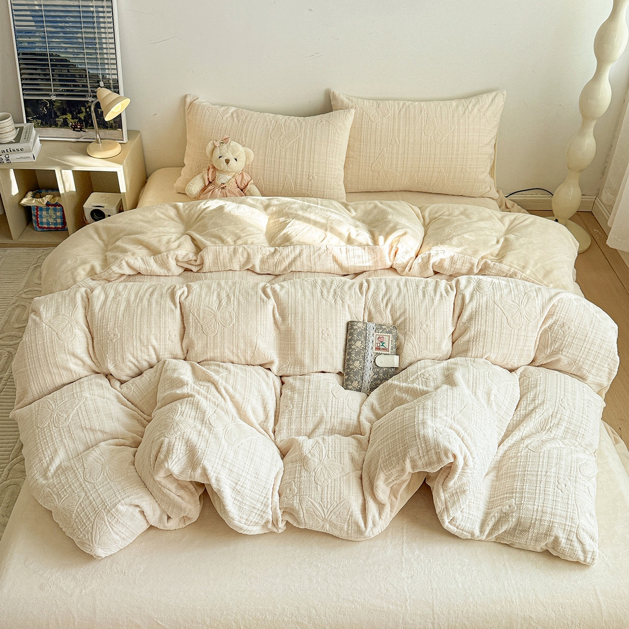 91家纺网 家纺一手货源 找家纺 耀悦家纺 2025新款INS博主风立体A类全消光雕花牛奶绒四件套加厚韩系系列 田间梦蝶-奶白