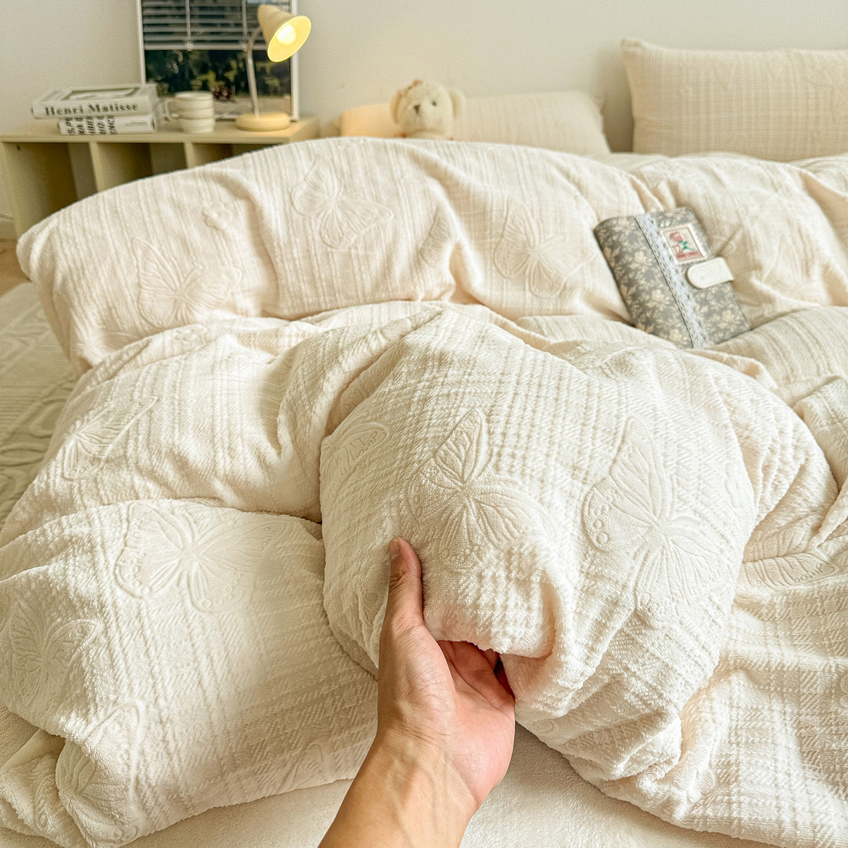 91家纺网 家纺一手货源 找家纺 耀悦家纺 2025新款INS博主风立体A类全消光雕花牛奶绒四件套加厚韩系系列 田间梦蝶-奶白