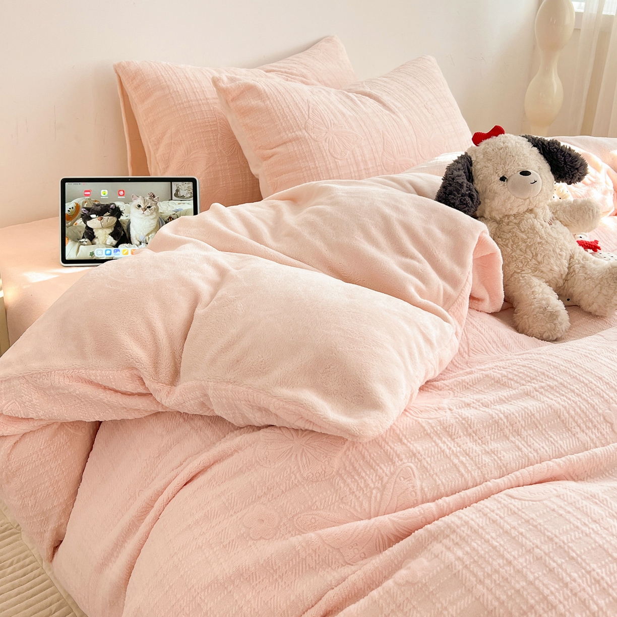 91家纺网 家纺一手货源 找家纺 耀悦家纺 2025新款INS博主风立体A类全消光雕花牛奶绒四件套加厚韩系系列 田间梦蝶-少女粉