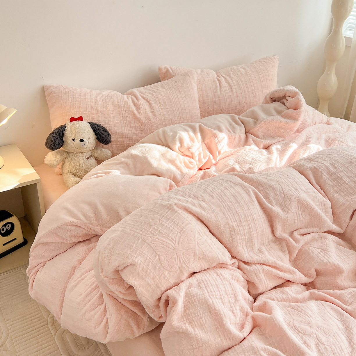 91家纺网 家纺一手货源 找家纺 耀悦家纺 2025新款INS博主风立体A类全消光雕花牛奶绒四件套加厚韩系系列 田间梦蝶-少女粉