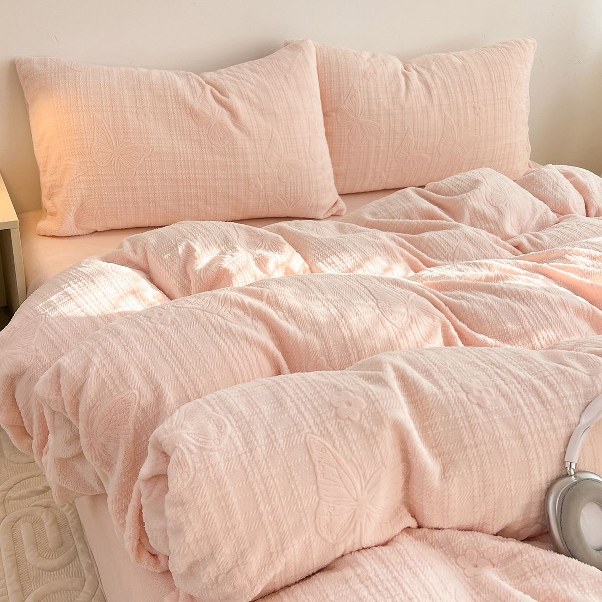 91家纺网 家纺一手货源 找家纺 耀悦家纺 2025新款INS博主风立体A类全消光雕花牛奶绒四件套加厚韩系系列 田间梦蝶-少女粉