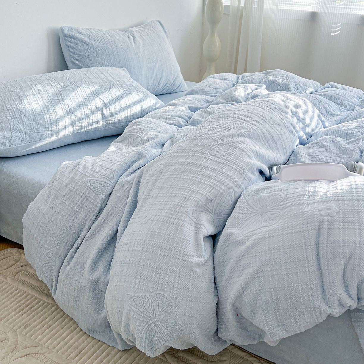 91家纺网 家纺一手货源 找家纺 耀悦家纺 2025新款INS博主风立体A类全消光雕花牛奶绒四件套加厚韩系系列 田间梦蝶-浅蓝