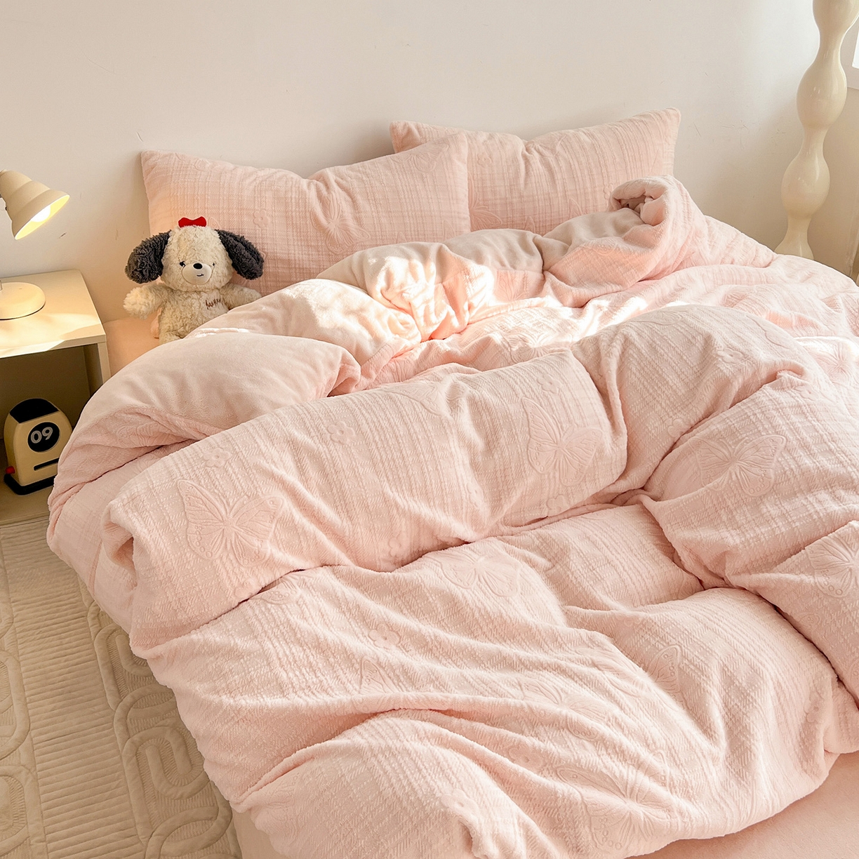 91家纺网 家纺一手货源 找家纺 耀悦家纺 2025新款INS博主风立体A类全消光雕花牛奶绒四件套加厚韩系系列 田间梦蝶-少女粉