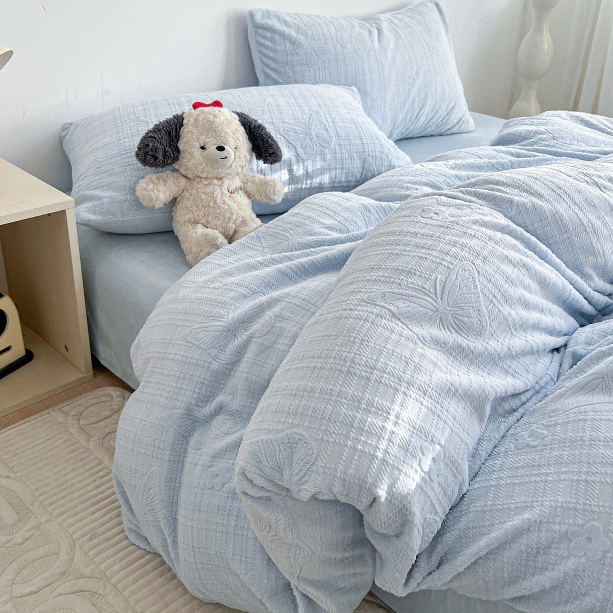 91家纺网 家纺一手货源 找家纺 耀悦家纺 2025新款INS博主风立体A类全消光雕花牛奶绒四件套加厚韩系系列 田间梦蝶-浅蓝