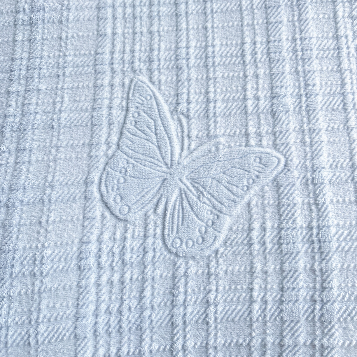 91家纺网 家纺一手货源 找家纺 耀悦家纺 2025新款INS博主风立体A类全消光雕花牛奶绒四件套加厚韩系系列 田间梦蝶-浅蓝