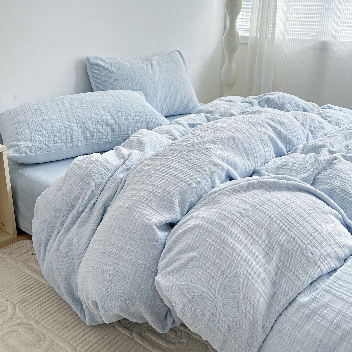 耀悦家纺 2025新款INS博主风立体A类全消光雕花牛奶绒四件套加厚韩系系列 田间梦蝶-浅蓝