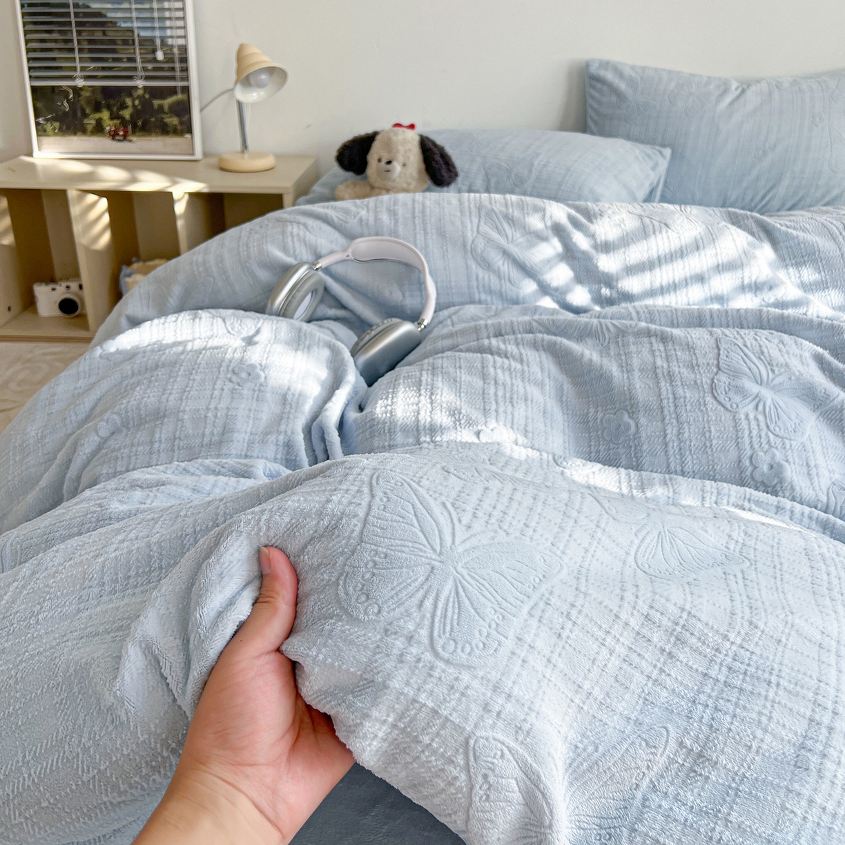 91家纺网 家纺一手货源 找家纺 耀悦家纺 2025新款INS博主风立体A类全消光雕花牛奶绒四件套加厚韩系系列 田间梦蝶-浅蓝