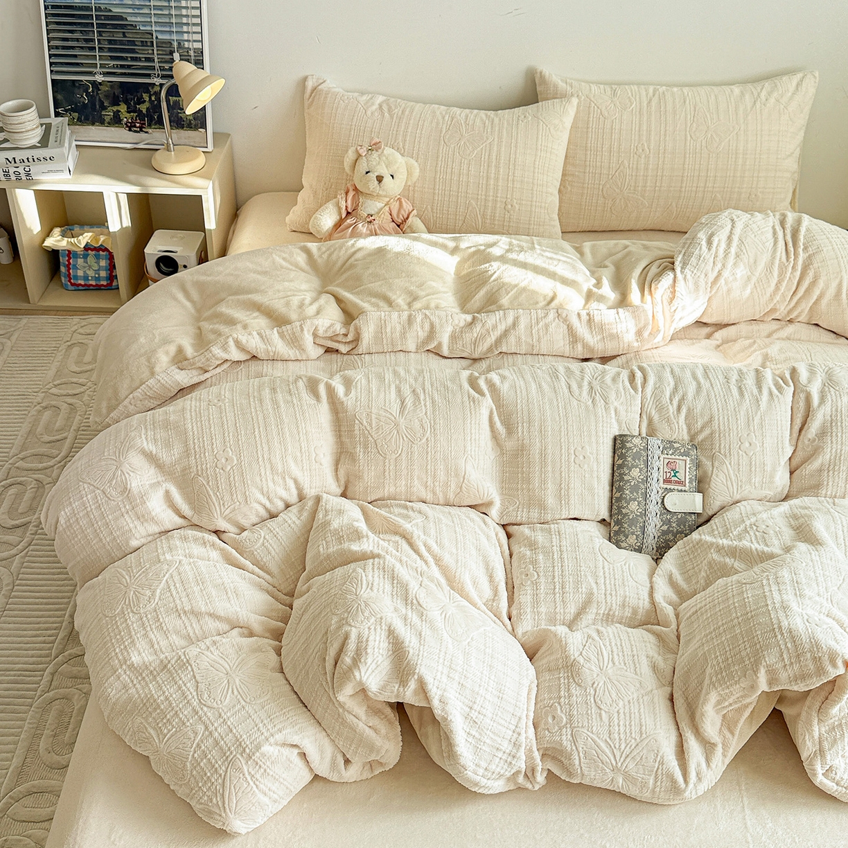 91家纺网 家纺一手货源 找家纺 耀悦家纺 2025新款INS博主风立体A类全消光雕花牛奶绒四件套加厚韩系系列 田间梦蝶-奶白