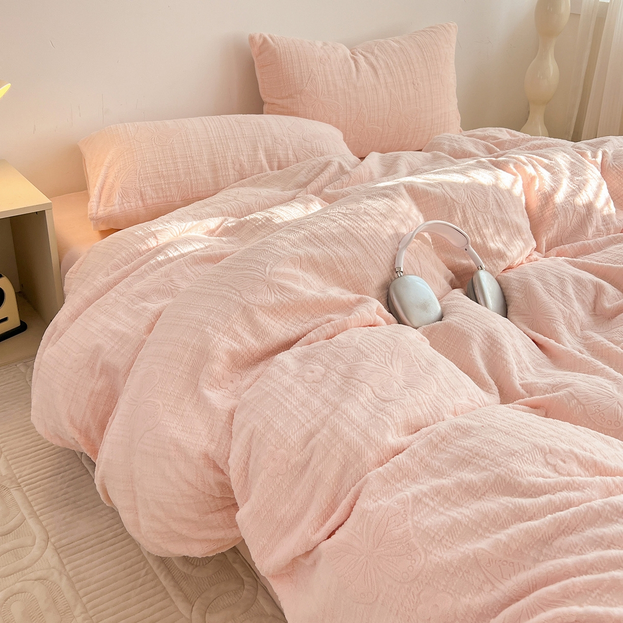 91家纺网 家纺一手货源 找家纺 耀悦家纺 2025新款INS博主风立体A类全消光雕花牛奶绒四件套加厚韩系系列 田间梦蝶-少女粉