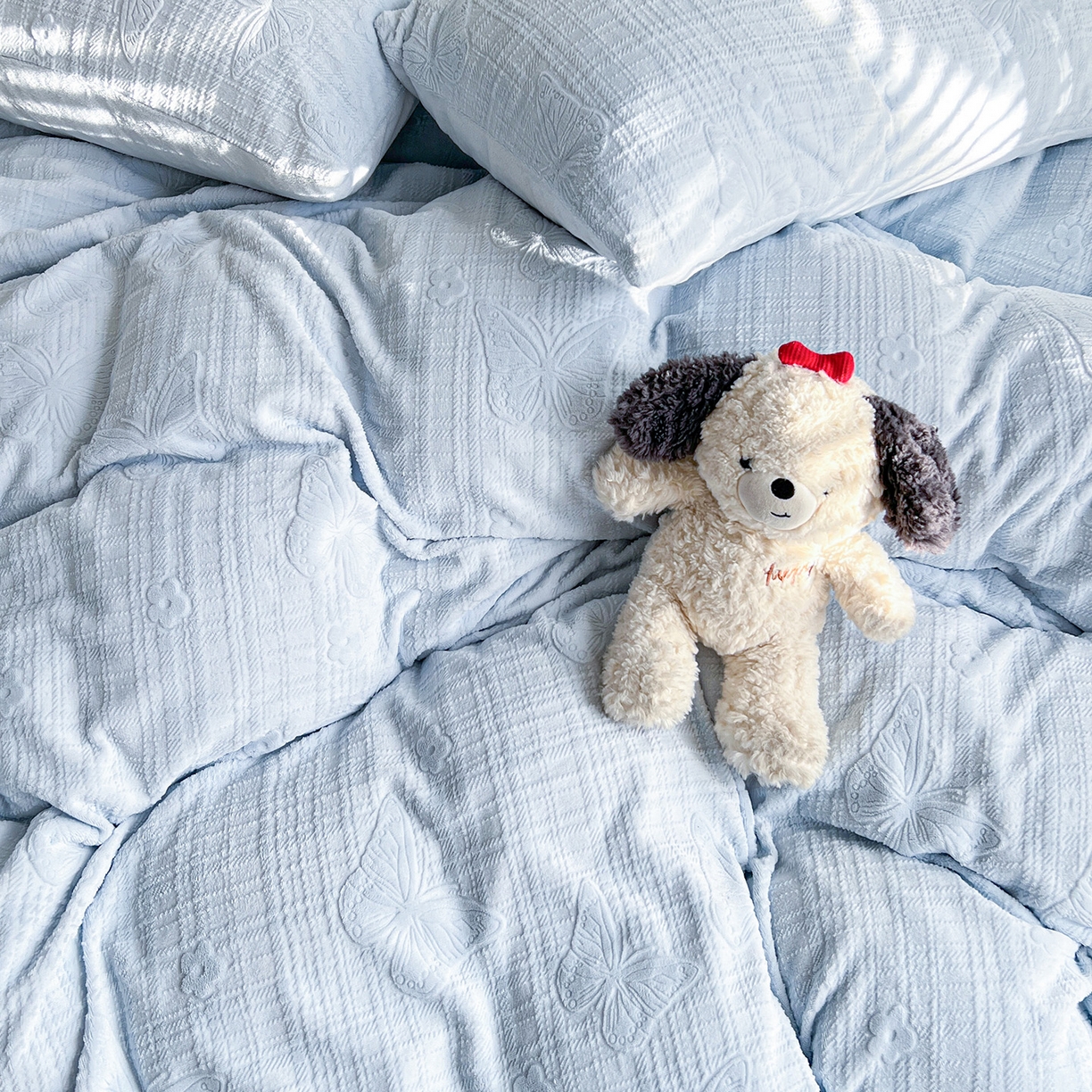 91家纺网 家纺一手货源 找家纺 耀悦家纺 2025新款INS博主风立体A类全消光雕花牛奶绒四件套加厚韩系系列 田间梦蝶-浅蓝