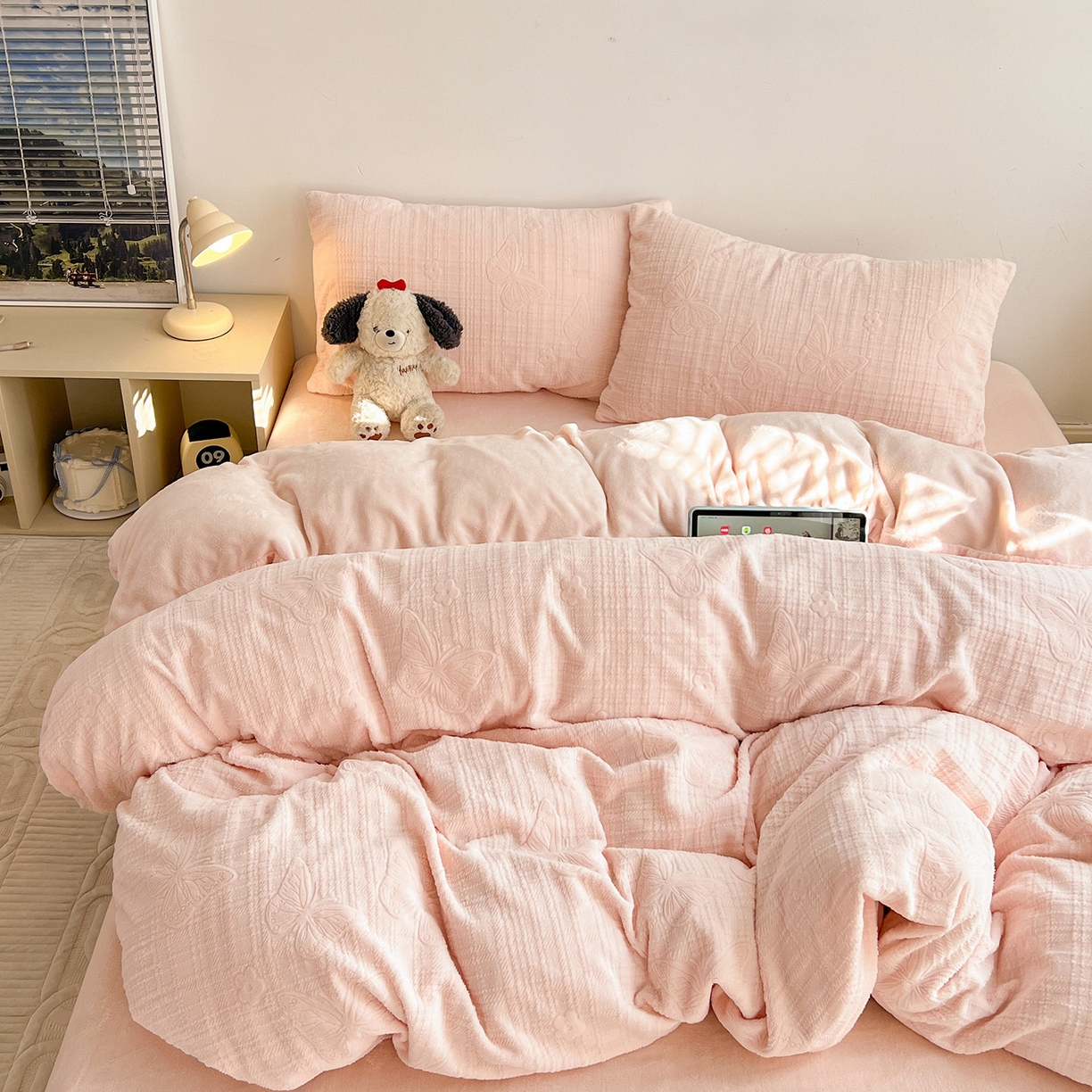 91家纺网 家纺一手货源 找家纺 耀悦家纺 2025新款INS博主风立体A类全消光雕花牛奶绒四件套加厚韩系系列 田间梦蝶-少女粉