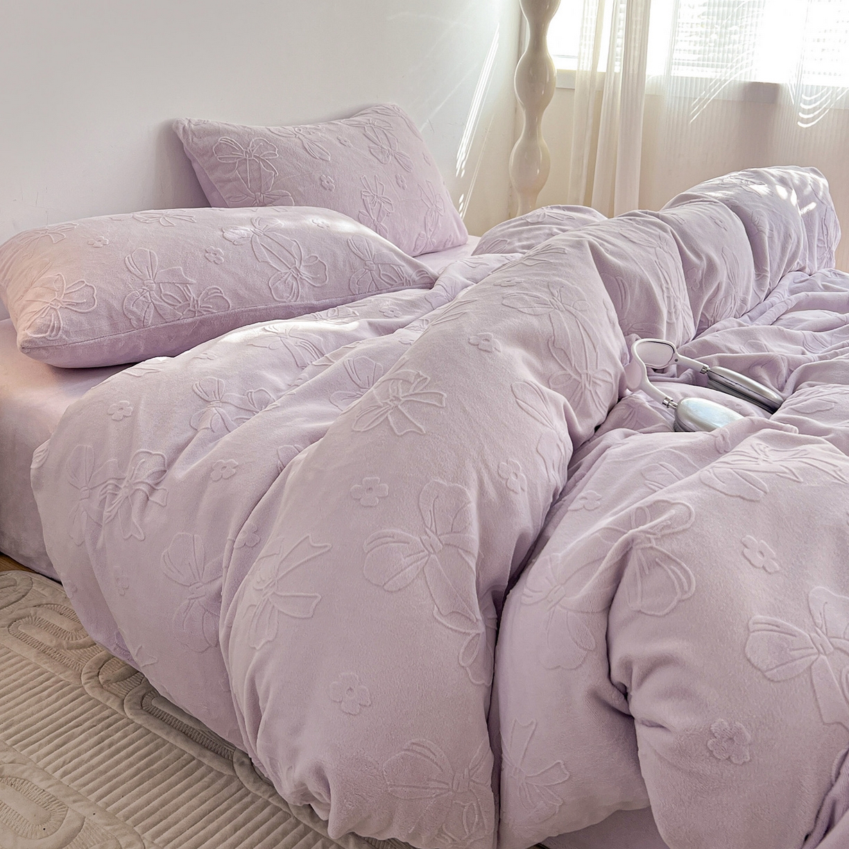 91家纺网 家纺一手货源 找家纺 耀悦家纺 2025新款INS博主风立体A类全消光雕花牛奶绒四件套加厚韩系系列 蝴蝶结伴侣-优雅紫