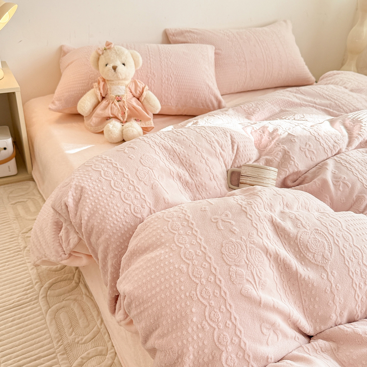 91家纺网 家纺一手货源 找家纺 耀悦家纺 2025新款INS博主风立体A类全消光雕花牛奶绒四件套加厚韩系系列 克里斯汀-少女粉