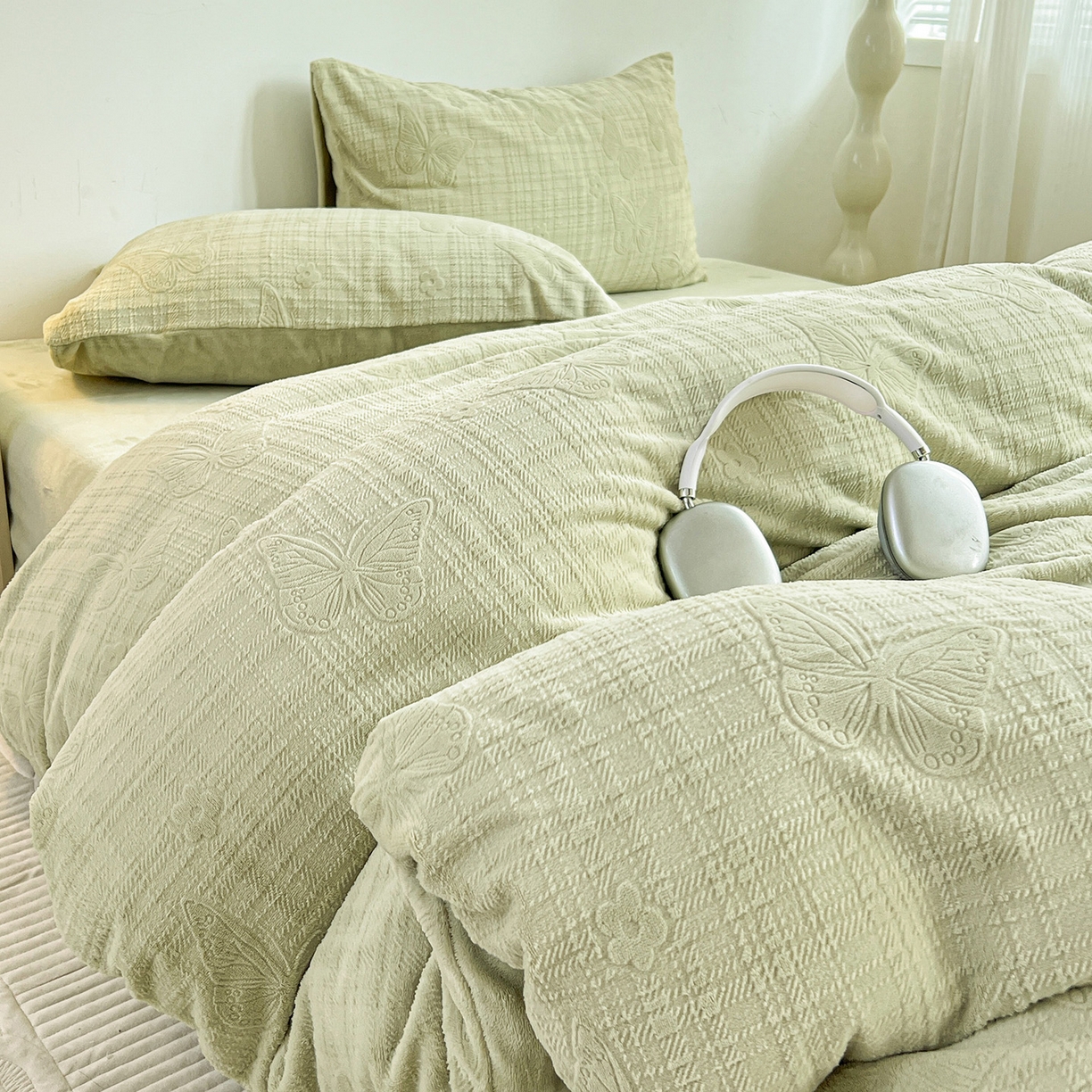 91家纺网 家纺一手货源 找家纺 耀悦家纺 2025新款INS博主风立体A类全消光雕花牛奶绒四件套加厚韩系系列 田间梦蝶-抹茶绿