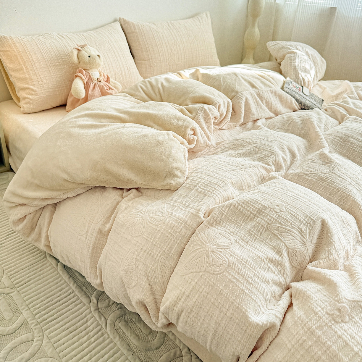 91家纺网 家纺一手货源 找家纺 耀悦家纺 2025新款INS博主风立体A类全消光雕花牛奶绒四件套加厚韩系系列 田间梦蝶-奶白