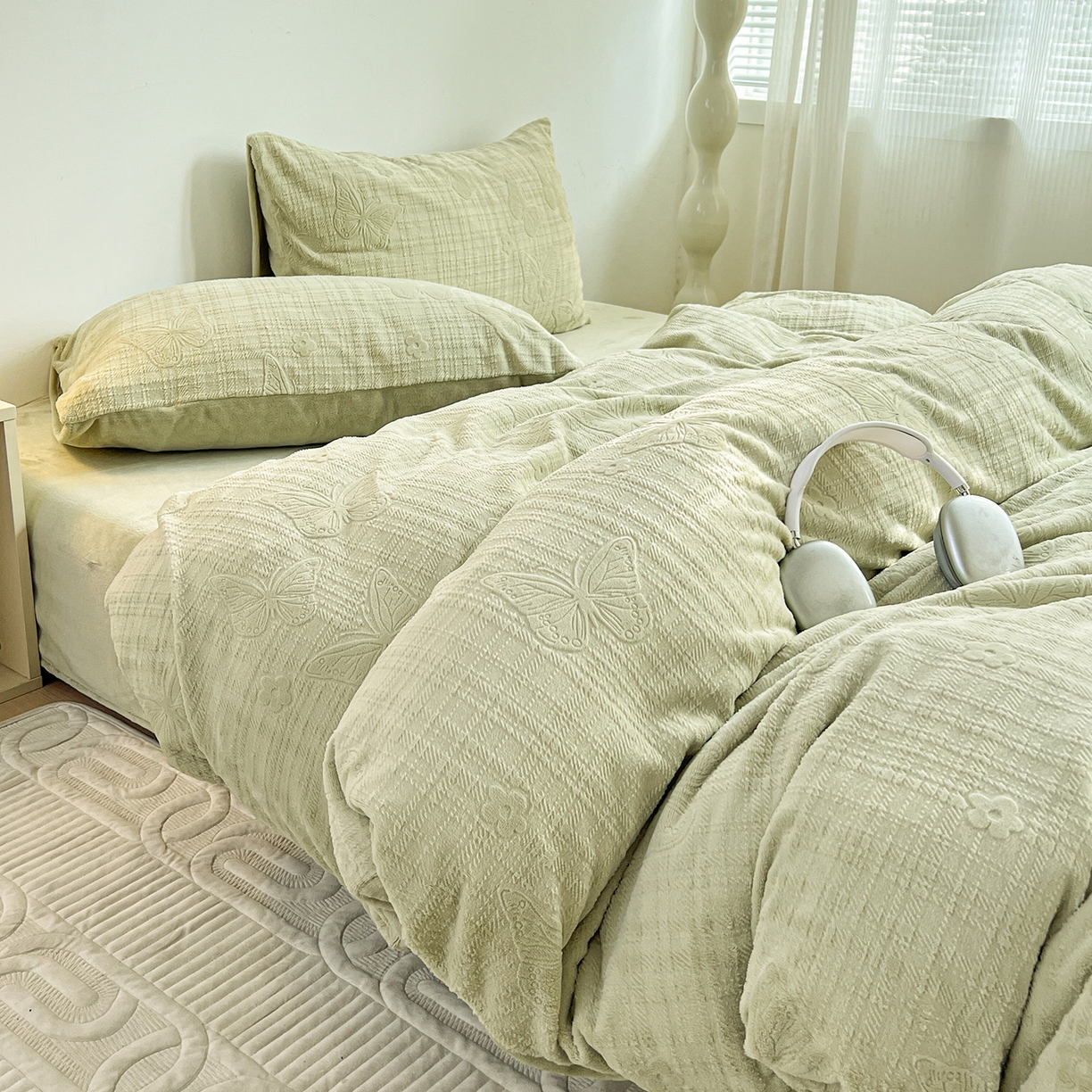 91家纺网 家纺一手货源 找家纺 耀悦家纺 2025新款INS博主风立体A类全消光雕花牛奶绒四件套加厚韩系系列 田间梦蝶-抹茶绿