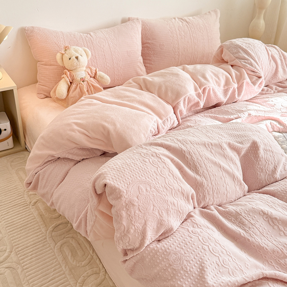 91家纺网 家纺一手货源 找家纺 耀悦家纺 2025新款INS博主风立体A类全消光雕花牛奶绒四件套加厚韩系系列 克里斯汀-少女粉