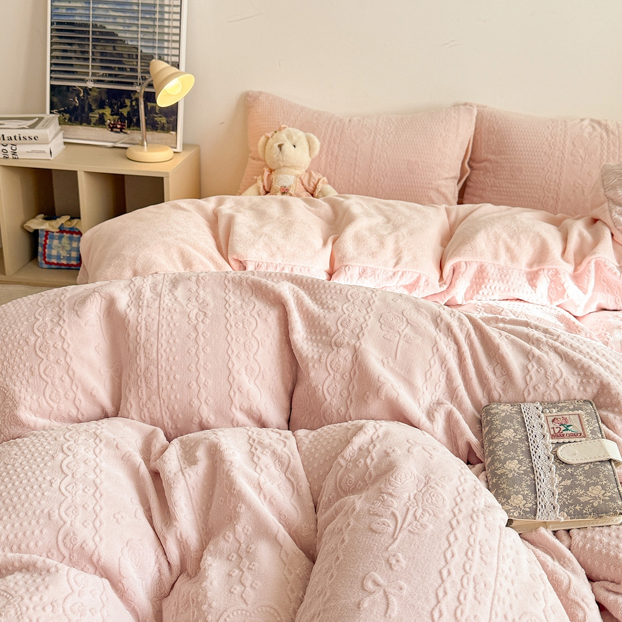 91家纺网 家纺一手货源 找家纺 耀悦家纺 2025新款INS博主风立体A类全消光雕花牛奶绒四件套加厚韩系系列 克里斯汀-少女粉