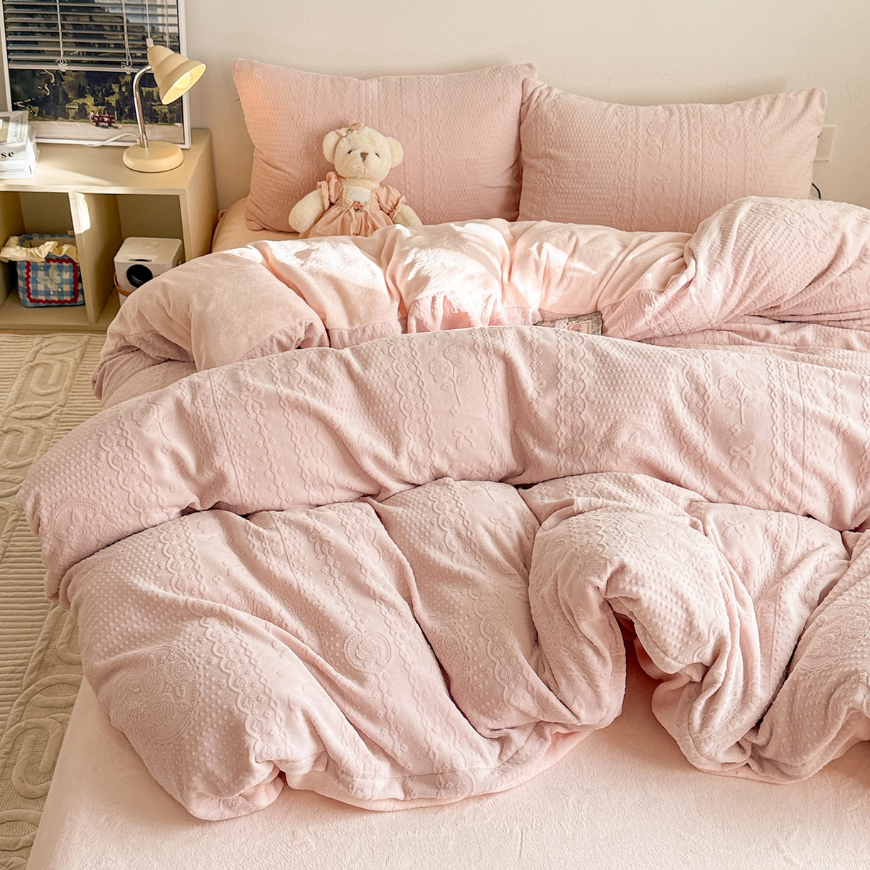 91家纺网 家纺一手货源 找家纺 耀悦家纺 2025新款INS博主风立体A类全消光雕花牛奶绒四件套加厚韩系系列 克里斯汀-少女粉