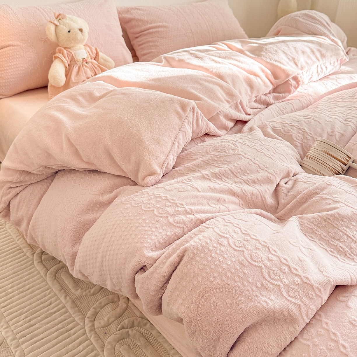 91家纺网 家纺一手货源 找家纺 耀悦家纺 2025新款INS博主风立体A类全消光雕花牛奶绒四件套加厚韩系系列 克里斯汀-少女粉