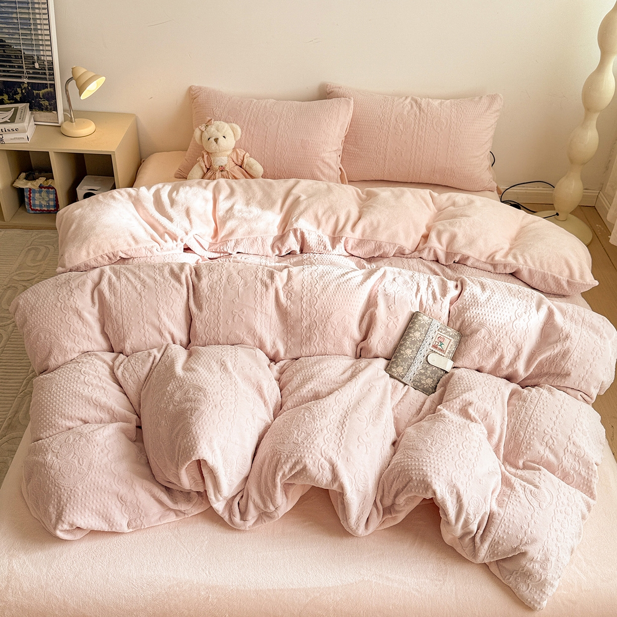 91家纺网 家纺一手货源 找家纺 耀悦家纺 2025新款INS博主风立体A类全消光雕花牛奶绒四件套加厚韩系系列 克里斯汀-少女粉