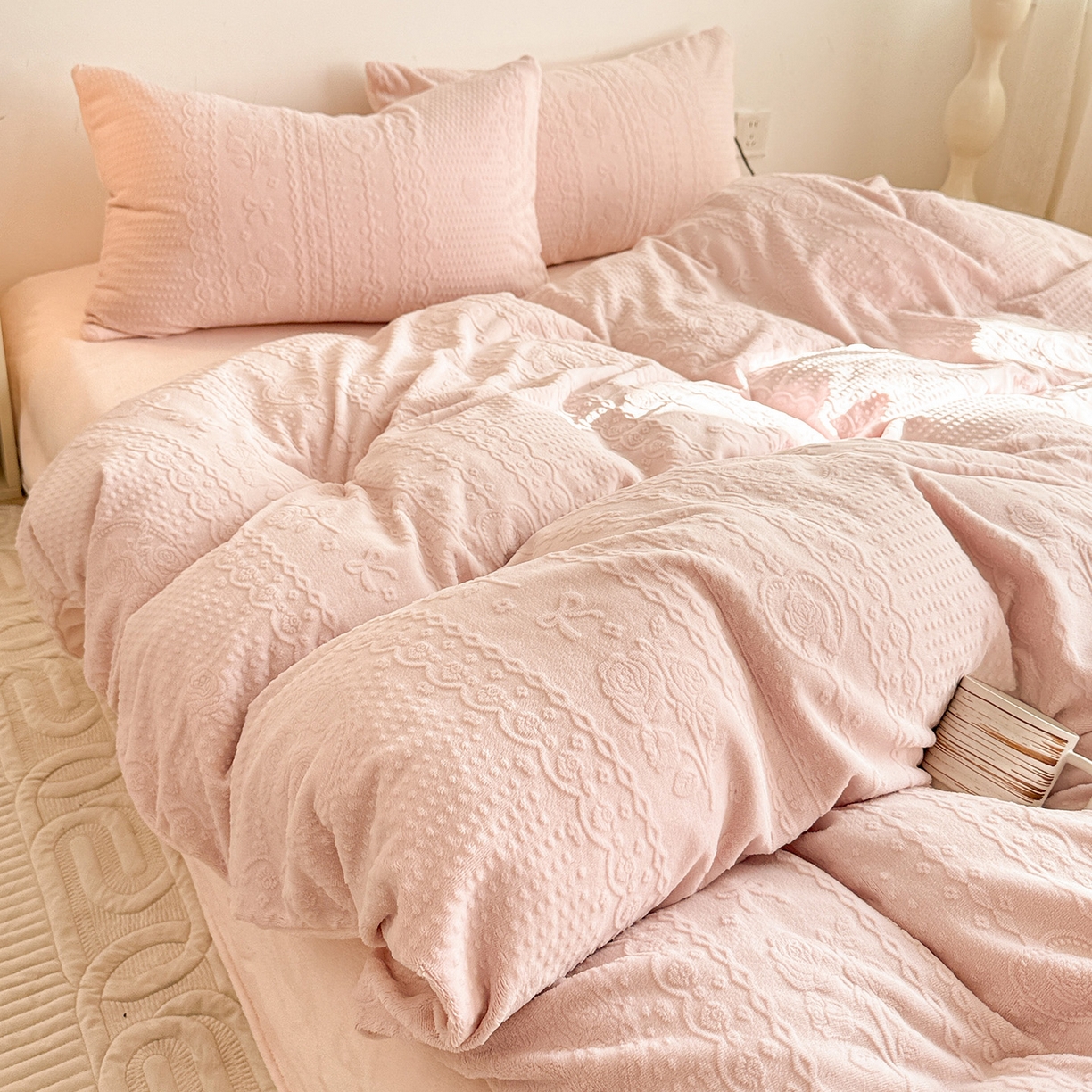 91家纺网 家纺一手货源 找家纺 耀悦家纺 2025新款INS博主风立体A类全消光雕花牛奶绒四件套加厚韩系系列 克里斯汀-少女粉