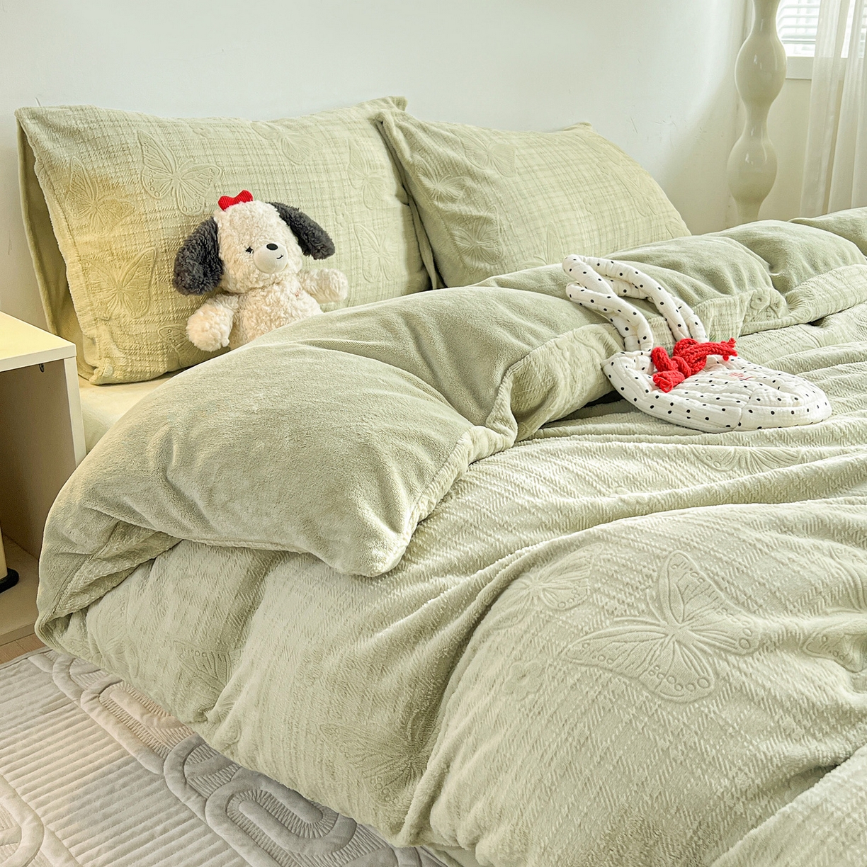 91家纺网 家纺一手货源 找家纺 耀悦家纺 2025新款INS博主风立体A类全消光雕花牛奶绒四件套加厚韩系系列 田间梦蝶-抹茶绿