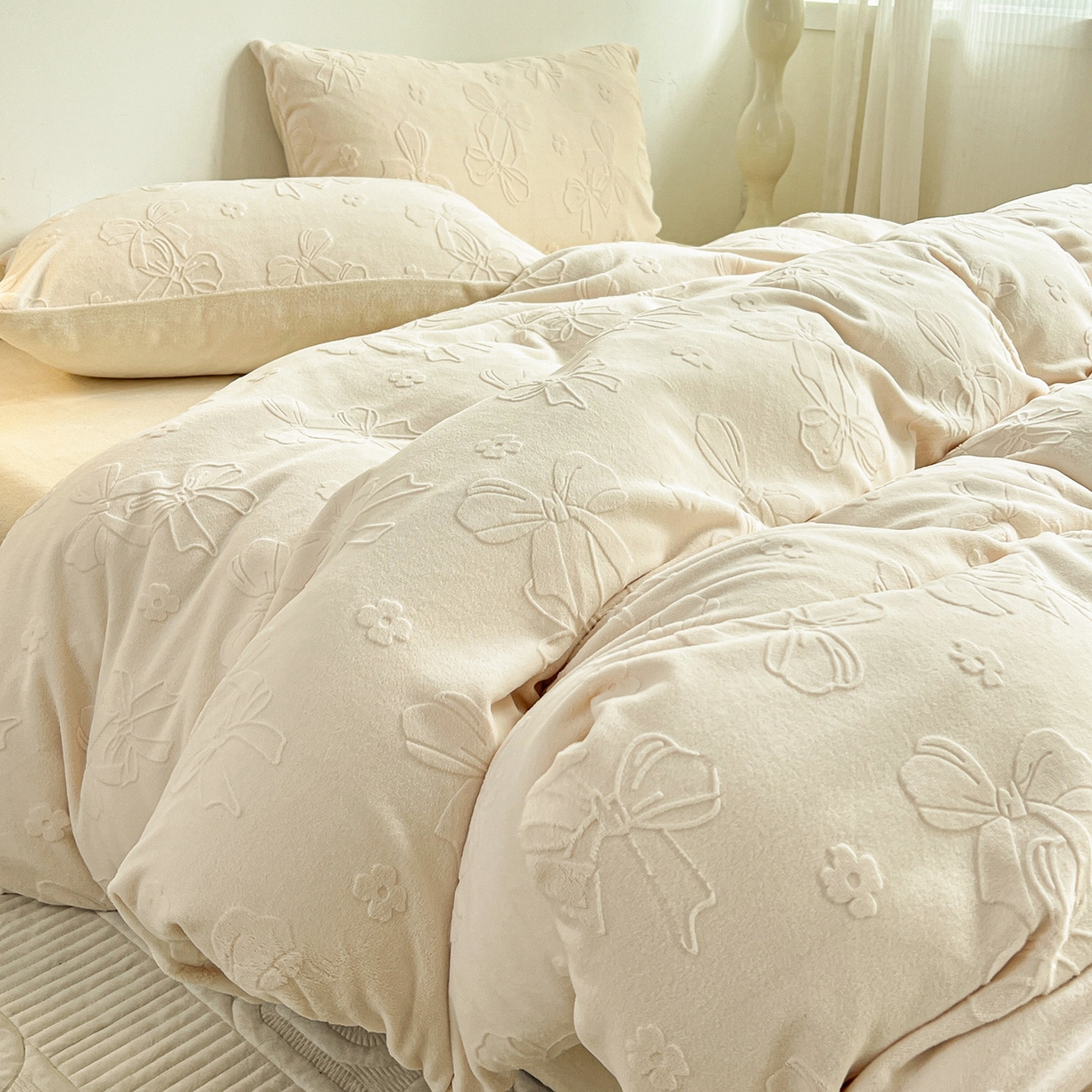 耀悦家纺 2025新款INS博主风立体A类全消光雕花牛奶绒四件套加厚韩系系列 蝴蝶结伴侣-奶白