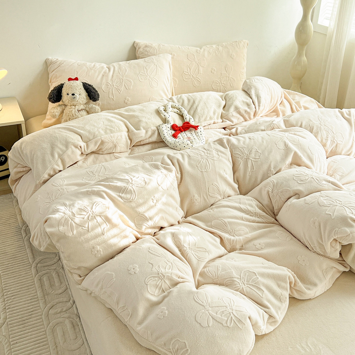 91家纺网 家纺一手货源 找家纺 耀悦家纺 2025新款INS博主风立体A类全消光雕花牛奶绒四件套加厚韩系系列 蝴蝶结伴侣-奶白