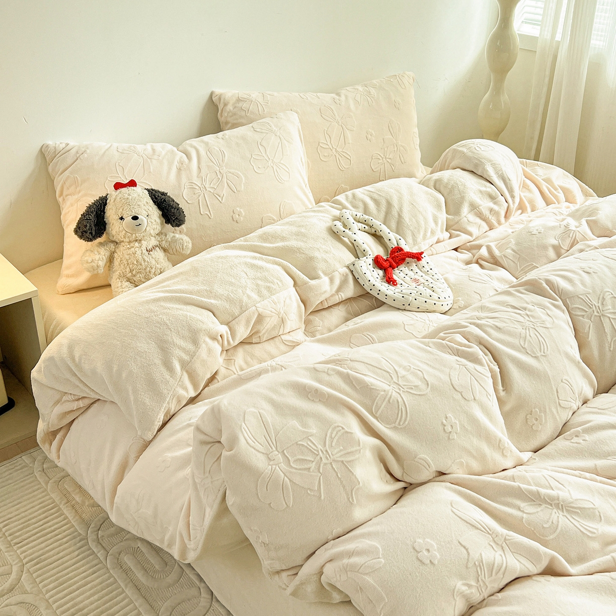 91家纺网 家纺一手货源 找家纺 耀悦家纺 2025新款INS博主风立体A类全消光雕花牛奶绒四件套加厚韩系系列 蝴蝶结伴侣-奶白