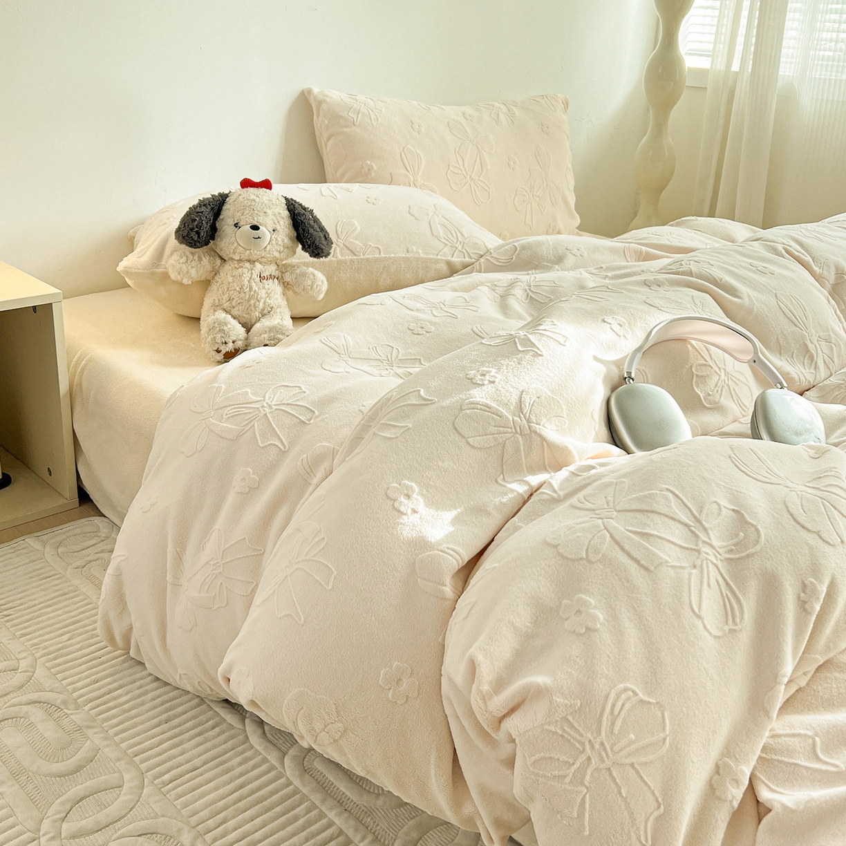 91家纺网 家纺一手货源 找家纺 耀悦家纺 2025新款INS博主风立体A类全消光雕花牛奶绒四件套加厚韩系系列 蝴蝶结伴侣-奶白