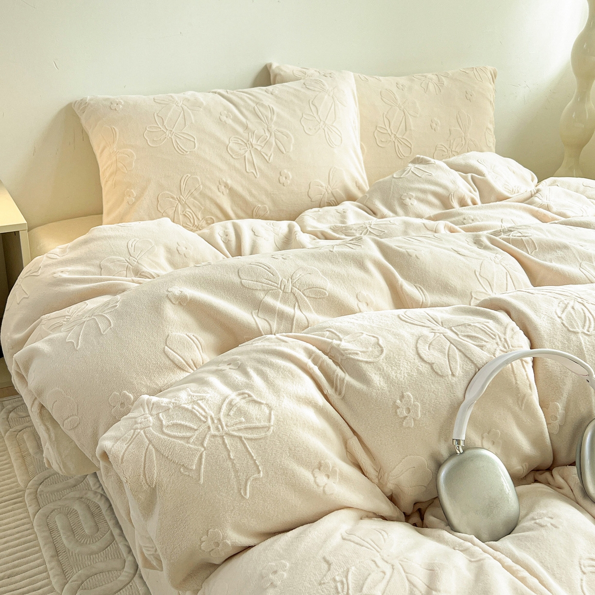 91家纺网 家纺一手货源 找家纺 耀悦家纺 2025新款INS博主风立体A类全消光雕花牛奶绒四件套加厚韩系系列 蝴蝶结伴侣-奶白