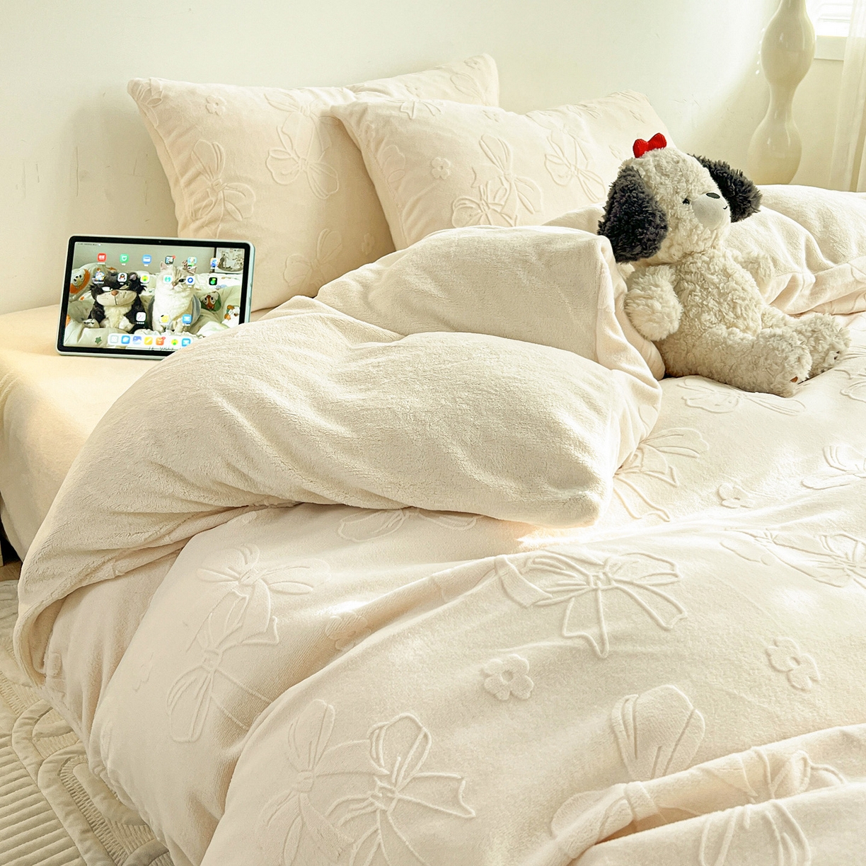 91家纺网 家纺一手货源 找家纺 耀悦家纺 2025新款INS博主风立体A类全消光雕花牛奶绒四件套加厚韩系系列 蝴蝶结伴侣-奶白