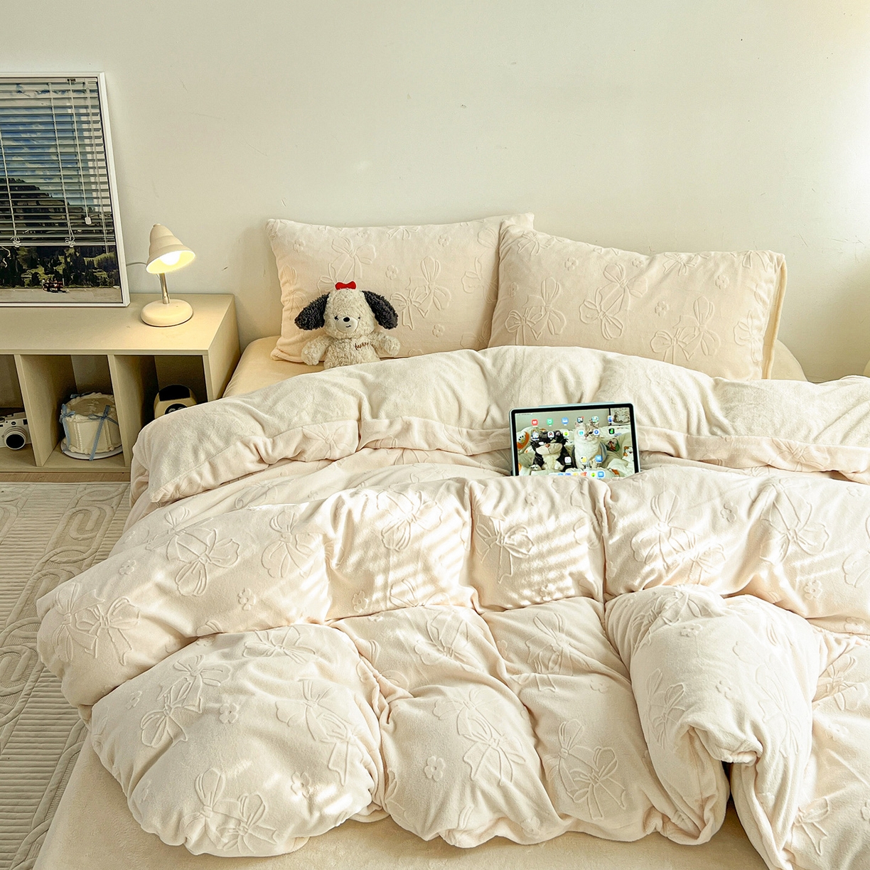 91家纺网 家纺一手货源 找家纺 耀悦家纺 2025新款INS博主风立体A类全消光雕花牛奶绒四件套加厚韩系系列 蝴蝶结伴侣-奶白