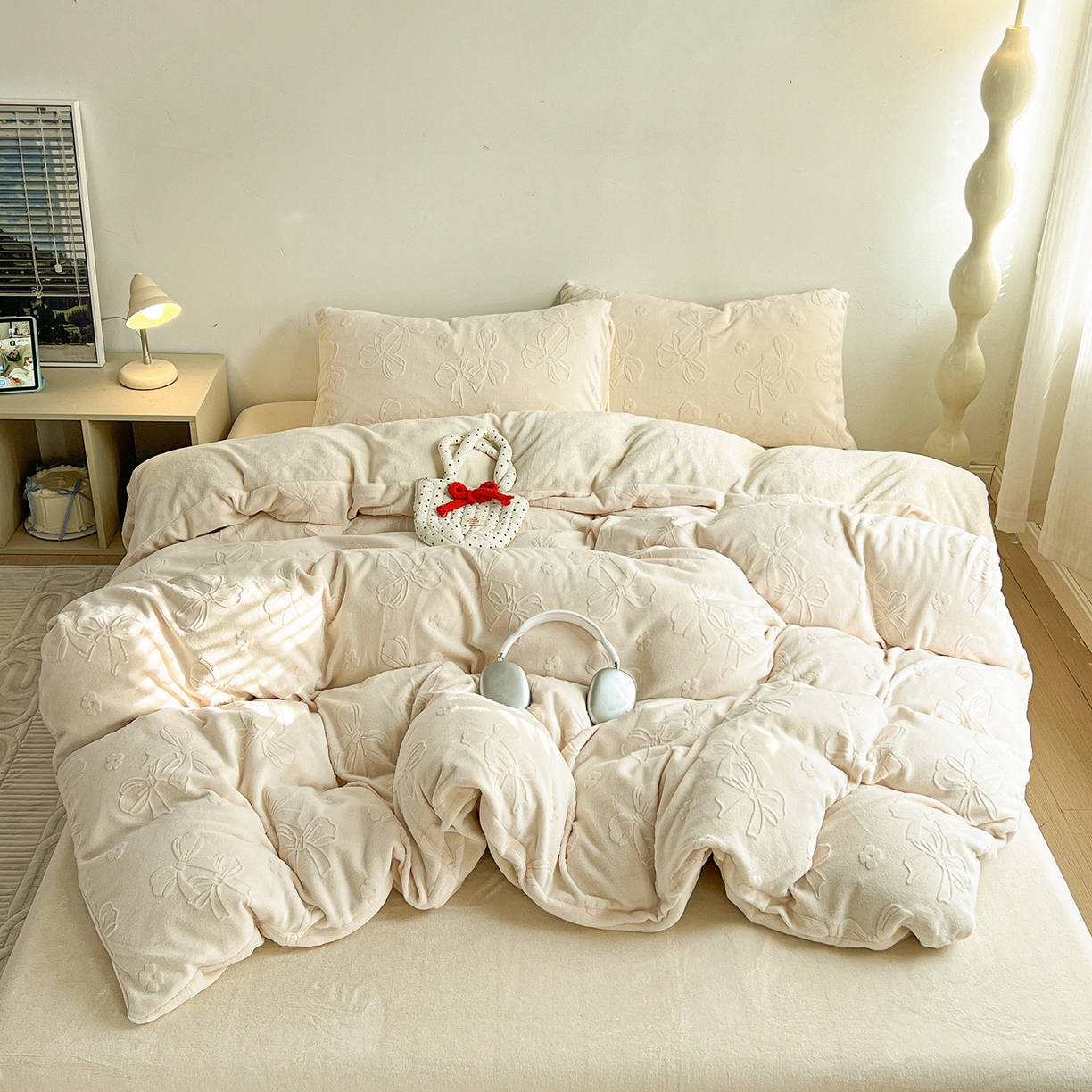 91家纺网 家纺一手货源 找家纺 耀悦家纺 2025新款INS博主风立体A类全消光雕花牛奶绒四件套加厚韩系系列 蝴蝶结伴侣-奶白