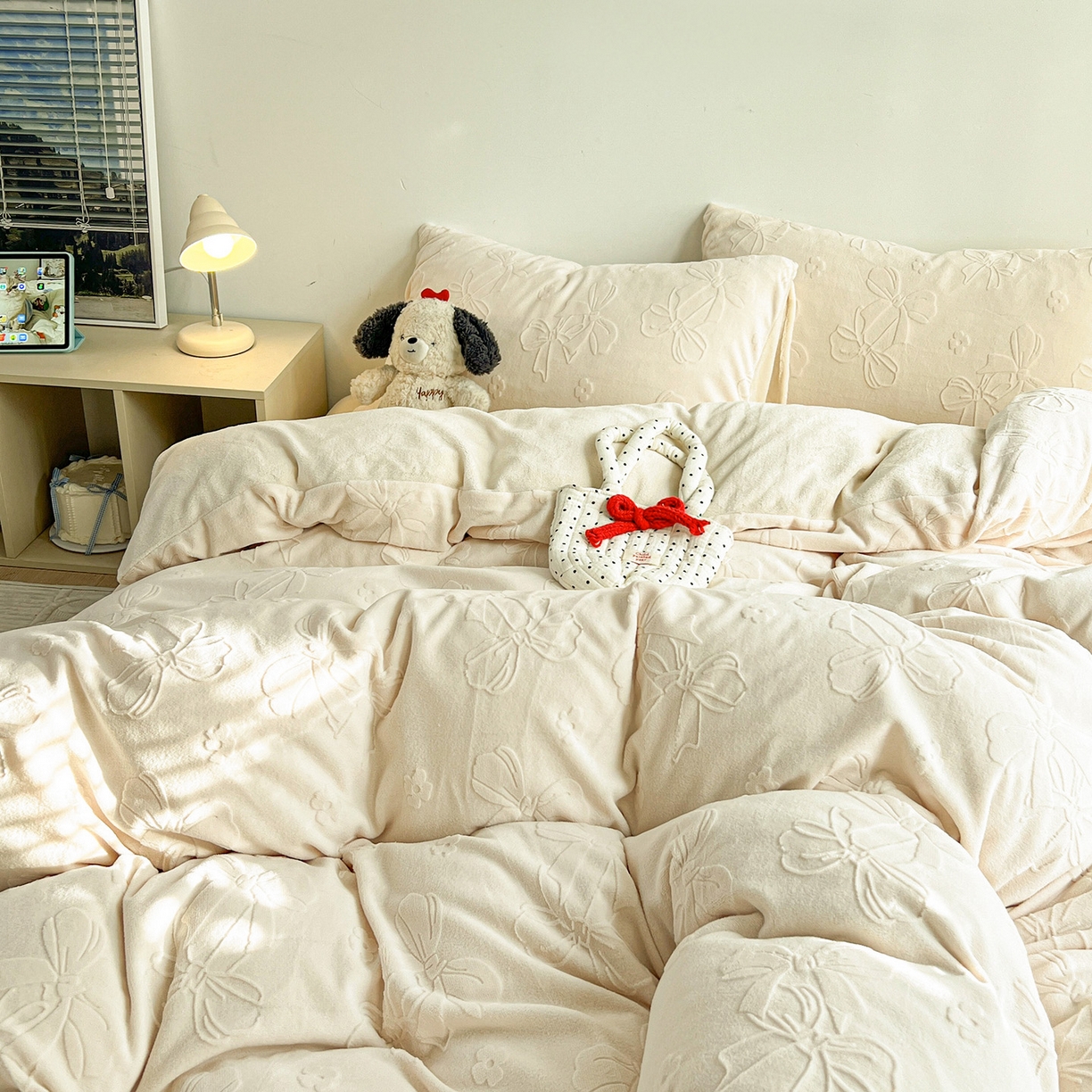 91家纺网 家纺一手货源 找家纺 耀悦家纺 2025新款INS博主风立体A类全消光雕花牛奶绒四件套加厚韩系系列 蝴蝶结伴侣-奶白