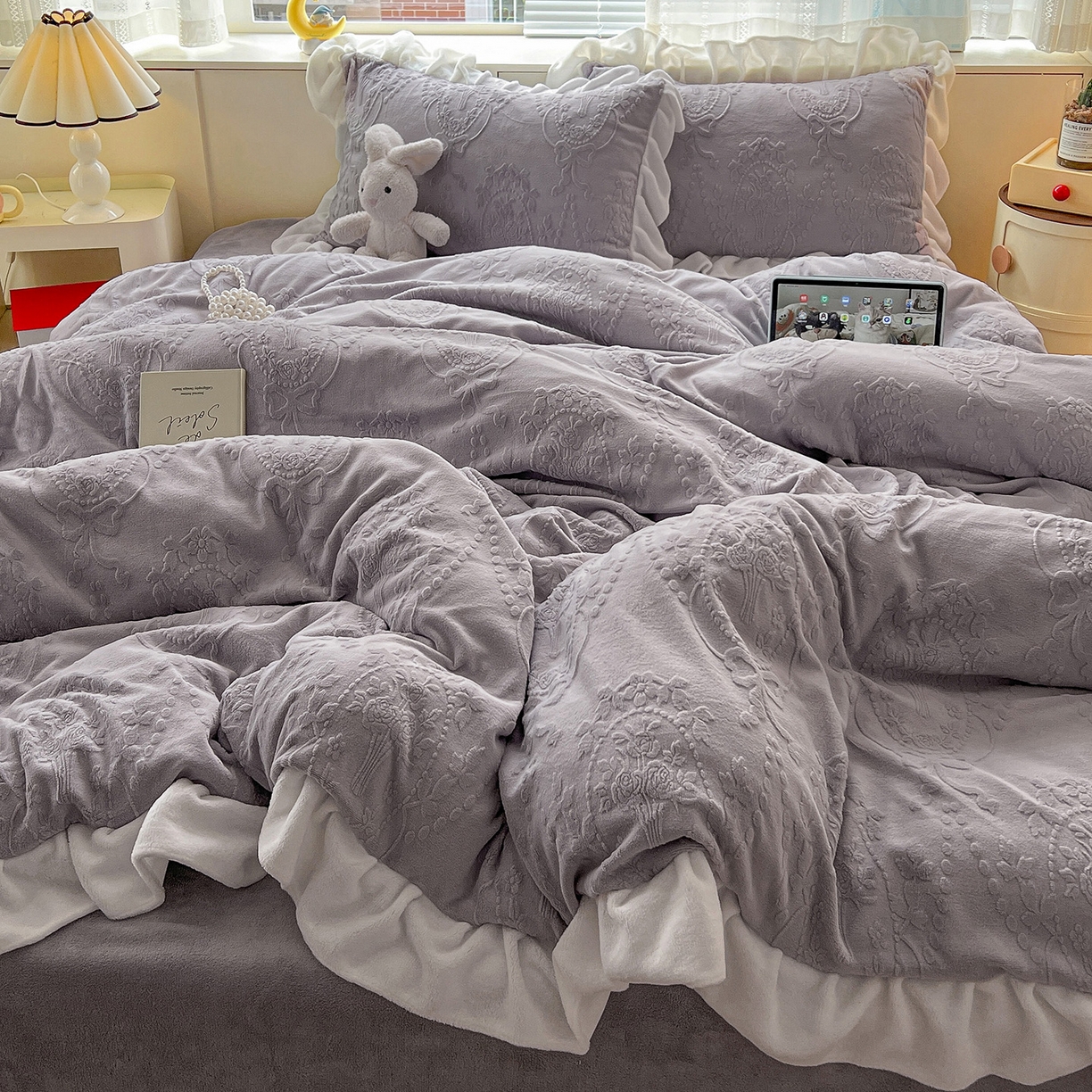 91家纺网 家纺一手货源 找家纺 亿梵家居 2025新款法式花边款A类5D牛奶绒立体雕花四件套（提供买家秀） 花边款  手捧花-香芋紫