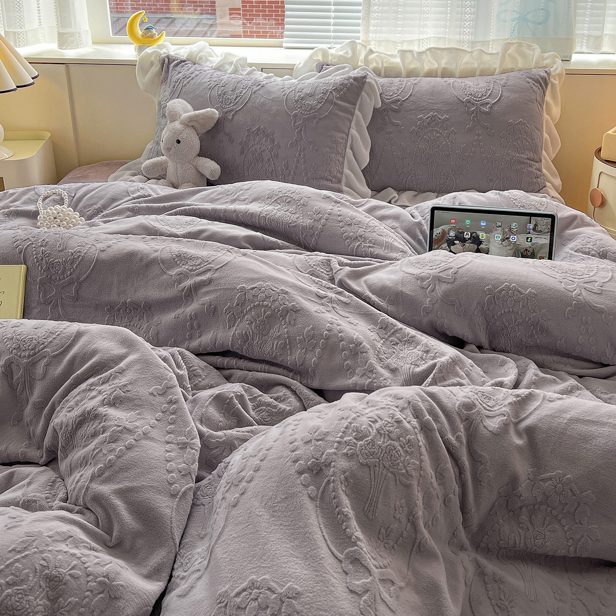 91家纺网 家纺一手货源 找家纺 亿梵家居 2025新款法式花边款A类5D牛奶绒立体雕花四件套（提供买家秀） 花边款  手捧花-香芋紫