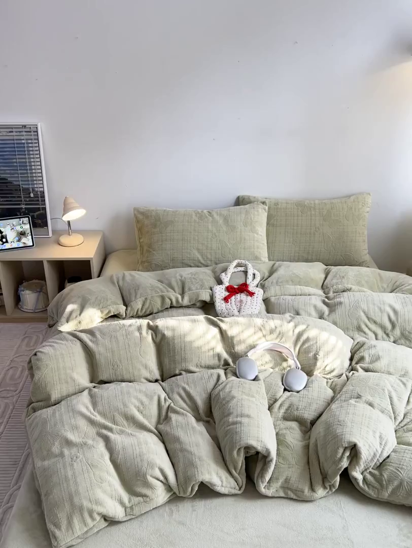 91家纺网 家纺一手货源 找家纺 耀悦家纺 2025新款INS博主风立体A类全消光雕花牛奶绒四件套加厚韩系系列 田间梦蝶-抹茶绿