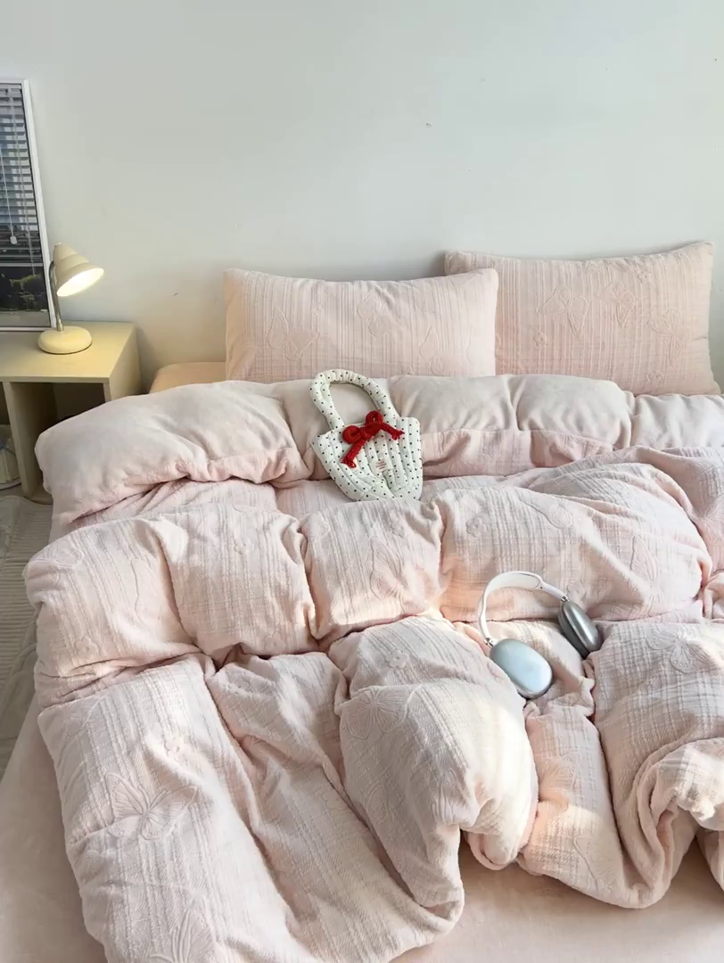 91家纺网 家纺一手货源 找家纺 耀悦家纺 2025新款INS博主风立体A类全消光雕花牛奶绒四件套加厚韩系系列 田间梦蝶-少女粉