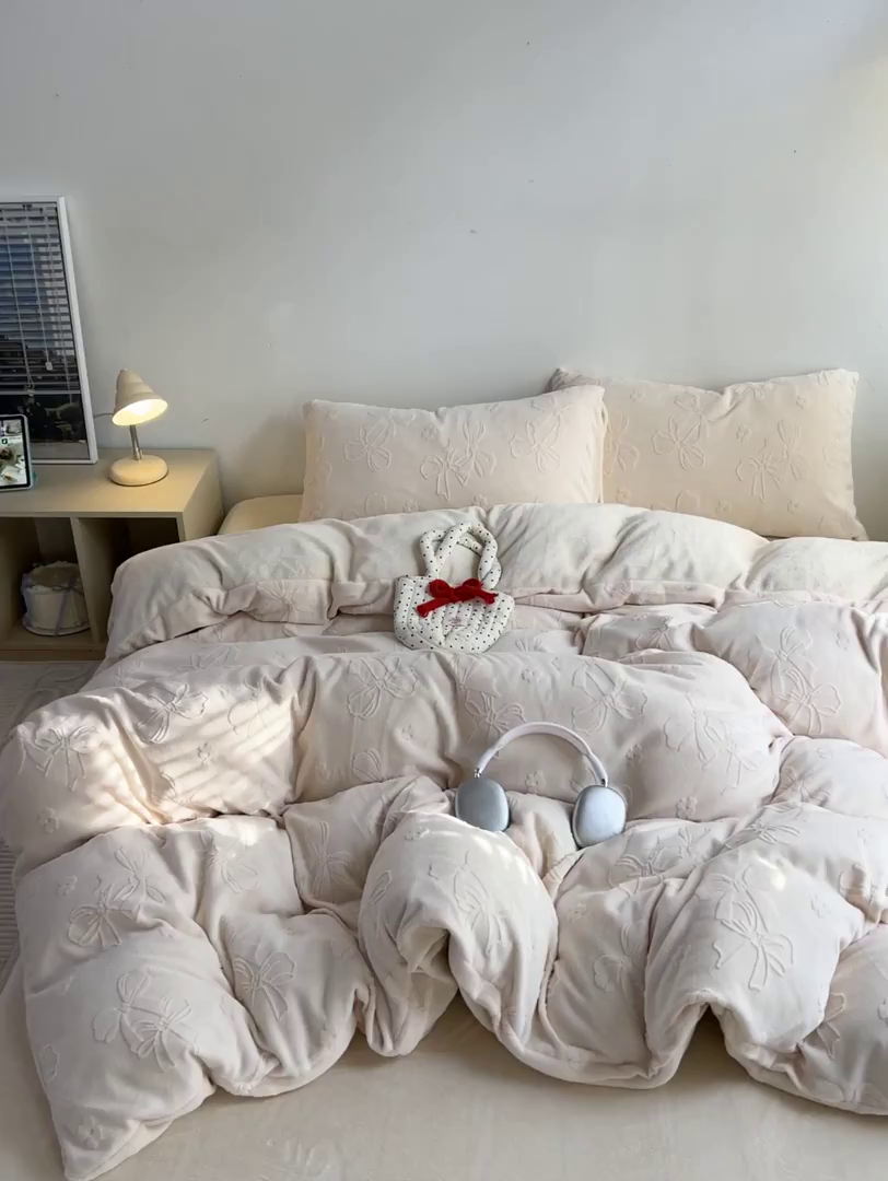 91家纺网 家纺一手货源 找家纺 耀悦家纺 2025新款INS博主风立体A类全消光雕花牛奶绒四件套加厚韩系系列 蝴蝶结伴侣-奶白