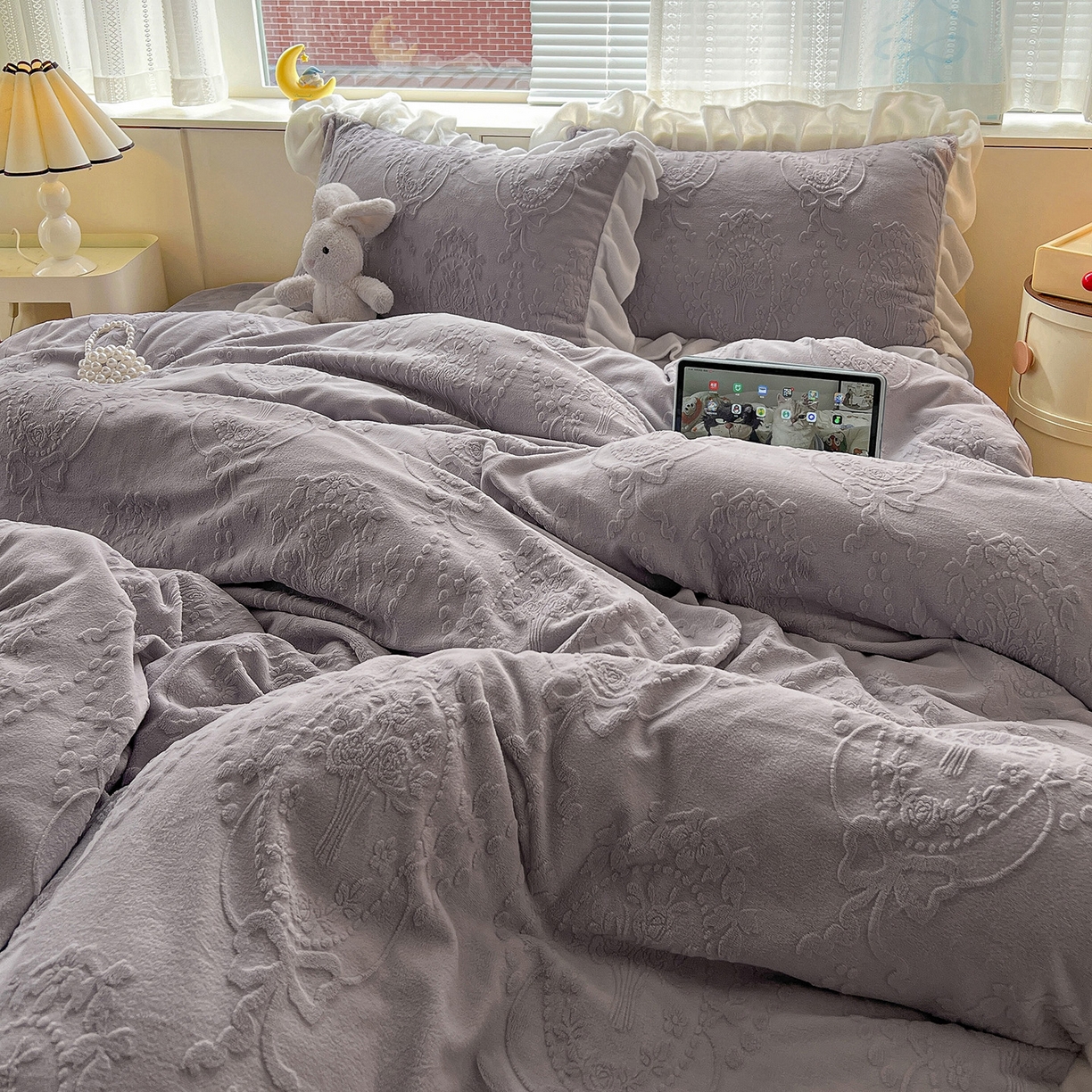 91家纺网 家纺一手货源 找家纺 亿梵家居 2025新款法式花边款A类5D牛奶绒立体雕花四件套（提供买家秀） 花边款  手捧花-香芋紫