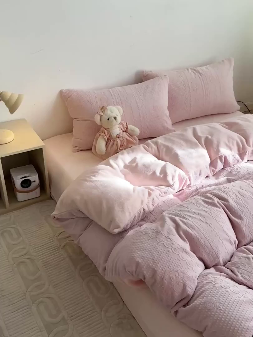 91家纺网 家纺一手货源 找家纺 耀悦家纺 2025新款INS博主风立体A类全消光雕花牛奶绒四件套加厚韩系系列 克里斯汀-少女粉