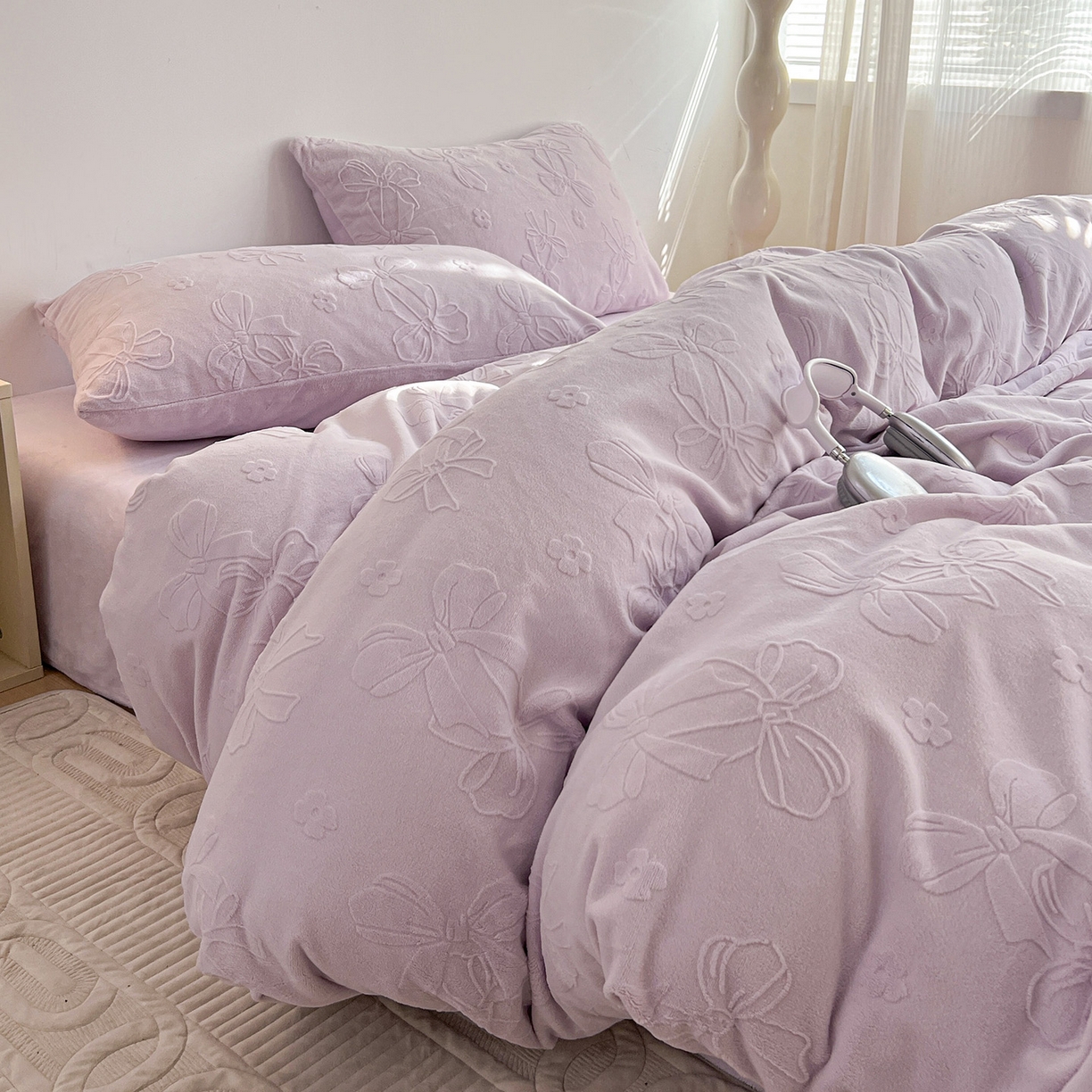 91家纺网 家纺一手货源 找家纺 耀悦家纺 2025新款INS博主风立体A类全消光雕花牛奶绒四件套加厚韩系系列 蝴蝶结伴侣-优雅紫